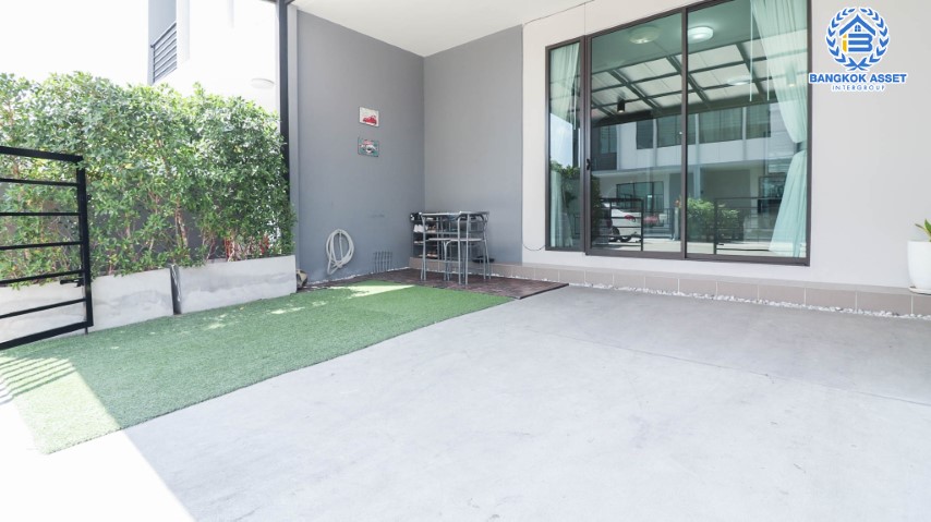 *****ทาวน์เฮ้าส์มือสองย่านนนทบุรี ม.พลีโน่ เวสต์เกต บ้านกล้วย-ไทรน้อย เนื้อที่ 17.5 ตร.ว. ฟังก์ชัน 3 ห้องนอน 2 ห้องน้ำ 2 ที่จอดรถ แถมฟรี! 2 เครื่องปรับอากาศ 1 เครื่องทำน้ำอุ่น และเฟอร์ฯ บิวท์อินทั้งหลัง บนทำเลแห่งการเดินทาง เพียง 20 นาทีก็ถึงรถไฟฟ้าสายสีม่วง "สถานีคลองบางไผ่" ใกล้ทางด่วน